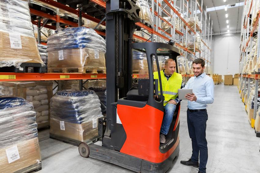 Cariste et responsable logistique en entrepôt