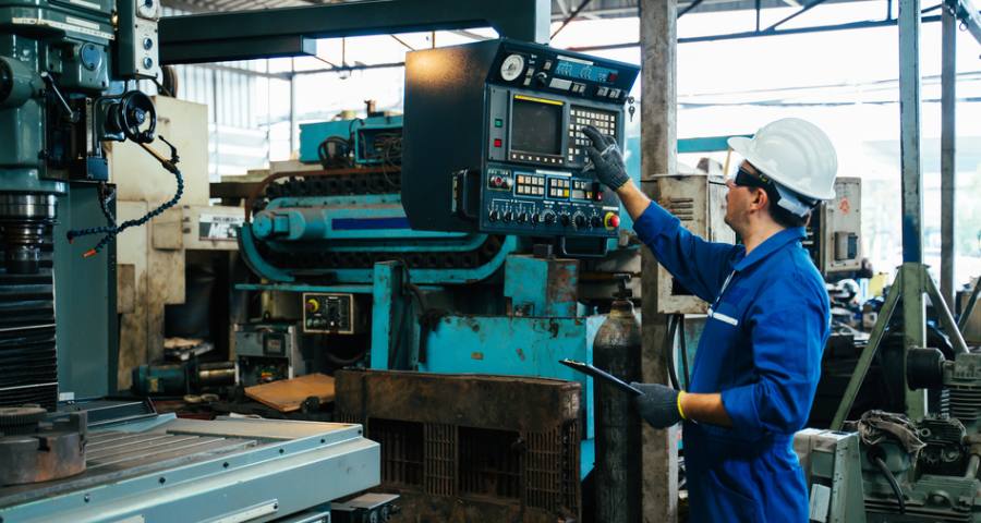 Ingénieur sur un chantier industriel
