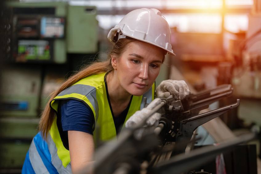 Technicienne réglant une machine